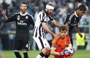 德国裁判：吹比赛不能离伊布太近 基耶利尼拽人还问我这样拽行不