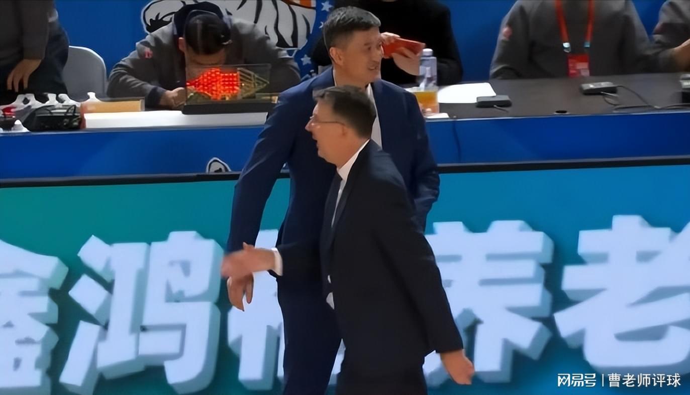 壹号娱乐官网-领先18分都能输!杜锋的“老寒腿组合”,到底在想什么?